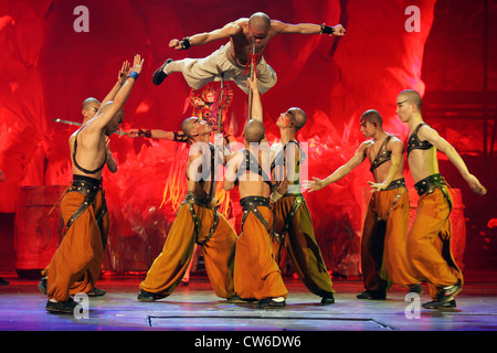 Les artistes montrent leurs acrobaties de Beijing Banque D'Images