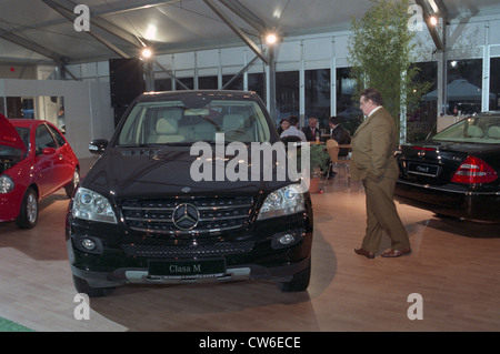 Mercedes Classe-M noir dans un salon de l'auto à Bucarest, Roumanie Banque D'Images