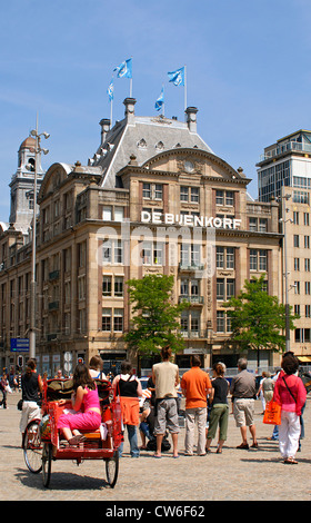 De Bijendorf Department Store au Damrak Rue commerçante dans le centre-ville d'Amsterdam, Pays-Bas Banque D'Images
