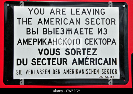 Vous quittez le secteur américain, signer à Checkpoint Charlie, point de passage en Allemagne, Berlin Banque D'Images