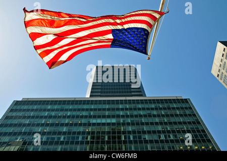 Bâtiment de bureaux et d'un drapeau de l'Organisation des États de la Park Avenue, USA, Manhattan, New York City Banque D'Images