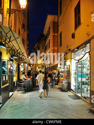 Zone piétonne à Alassio, la nuit, l'Italie, Ligurie, Riviera dei Fiori Banque D'Images