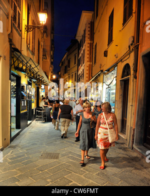 Zone piétonne à Alassio, la nuit, l'Italie, Ligurie, Riviera dei Fiori Banque D'Images