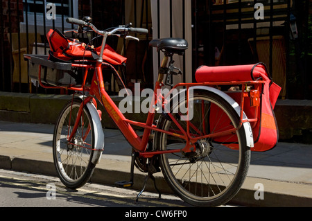 Gros plan du vélo de livraison Royal mail vélo vélo stationné sur le bord de la route Angleterre Royaume-Uni GB Grande-Bretagne Banque D'Images