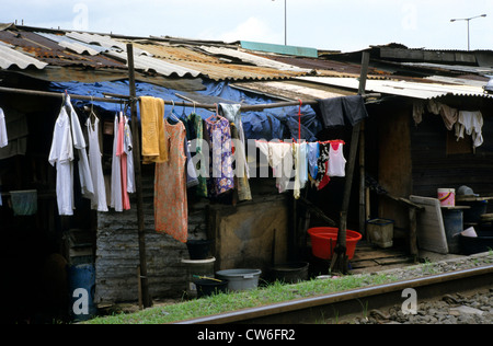 Les bidonvilles la gare la voie, l'Indonésie, Java, Jakarta Banque D'Images