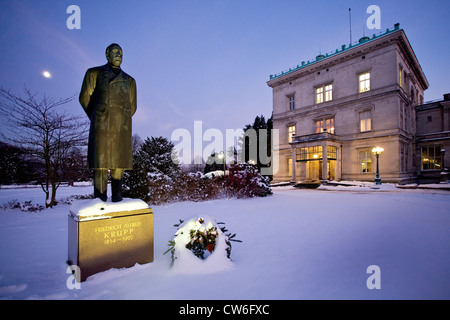 Statue de Friedrich Alfried Krupp (1854-1902) en face de Villa Huegel, Allemagne, Rhénanie du Nord-Westphalie, région de la Ruhr, à Essen Banque D'Images