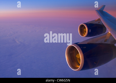 Boing 747 en vol, les moteurs Rolls-Royce brillant dans la lumière du soir Banque D'Images