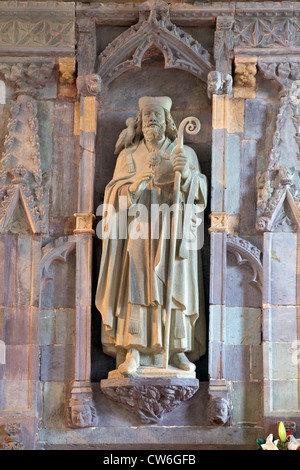 Statue de St David avec colombe à St Davids Cathedral, Parc National de Pembrokeshire, Pays de Galles, Cymru, Royaume-Uni, UK, FR Banque D'Images