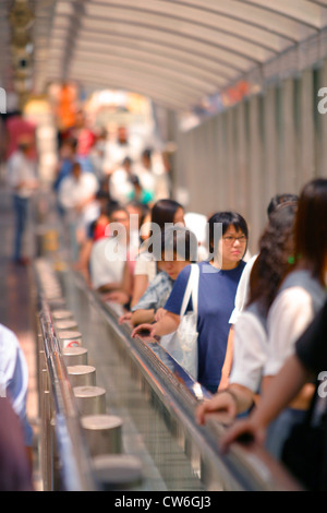 Foule de gens sur l'escalator à Hong Kong, Chine, Hong Kong Banque D'Images