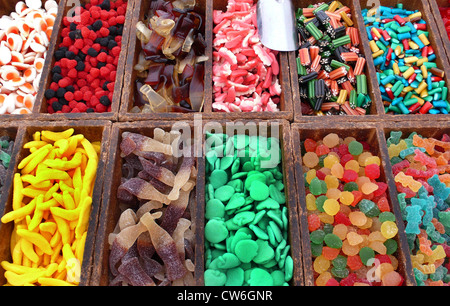 Bonbons différents sur un marché hebdomadaire, l'Espagne, Baléares, Majorque, Alcudia Banque D'Images