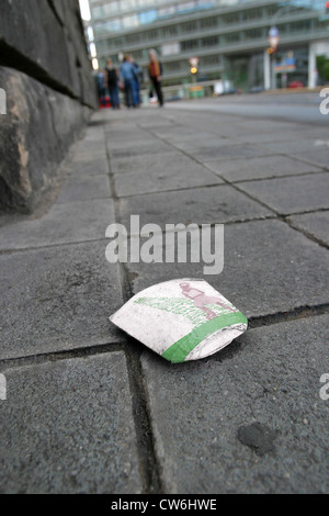 Déchets sur un trottoir Banque D'Images