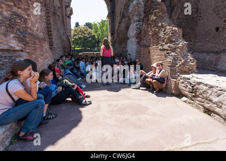 Classe d'école, recevoir un enseignement (à l'ombre au Colisée Rome Italie Banque D'Images
