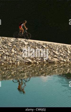 Femme du vélo de montagne dans les Alpes, France Banque D'Images