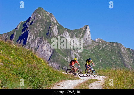 Les cyclistes dans les montagnes du parc national de la Vanoise, France, Savoie, parc national de la Vanoise Banque D'Images
