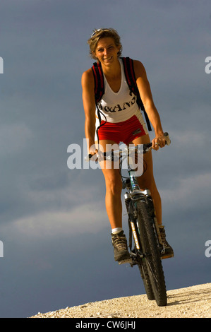 Femme du vélo de montagne dans les Alpes, France Banque D'Images