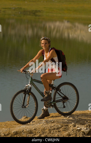 Femme du vélo de montagne dans les Alpes, France Banque D'Images