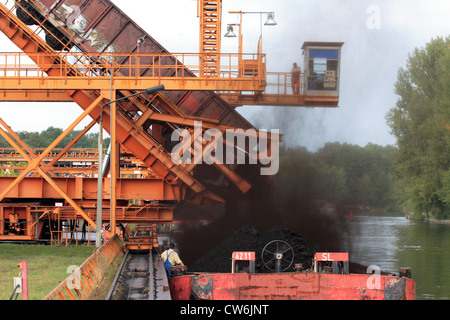 Barge étant chargés de charbon au port Koenigs Wusterhausen Banque D'Images