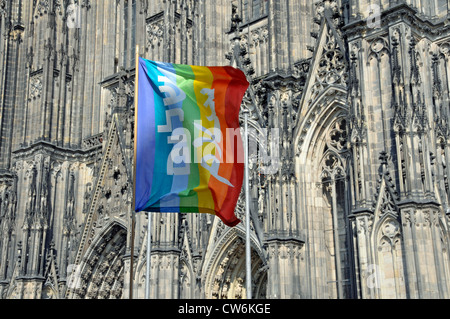 Drapeau de paix en face de la cathédrale de Cologne, en Allemagne, en Rhénanie du Nord-Westphalie, Cologne Banque D'Images