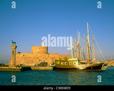 La Grèce, Rhodes, le port de Mandraki, tour Saint Nicolas Banque D'Images