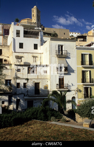 Maisons anciennes dans le centre historique d'Eivissa, Espagne, Baléares, Ibiza, Dalt Vila Banque D'Images