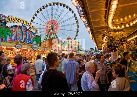 Les gens sur fun fair, l'Allemagne, en Rhénanie du Nord-Westphalie, Ruhr, Herne Banque D'Images