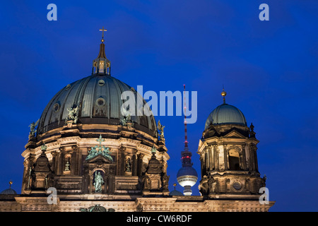 La cathédrale de Berlin, Berliner Dom à heure bleue avec tour de télévision en arrière-plan, l'Allemagne, Berlin Banque D'Images