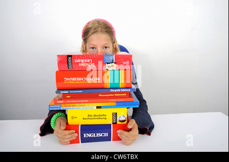 Fille de l'école avec une pile de livres d'école Banque D'Images