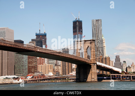 Pont de Brooklyn Sky line New York Ville Manhattan Freedom Tower ou Tour One World Trade Center Beekman Tower Pier 17 Banque D'Images