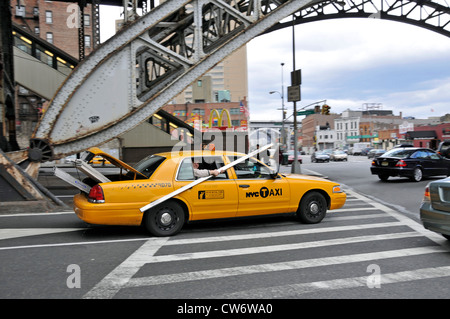 Le transport des matériaux lourds dans un taxi jaune, USA, New York, Manhattan Banque D'Images