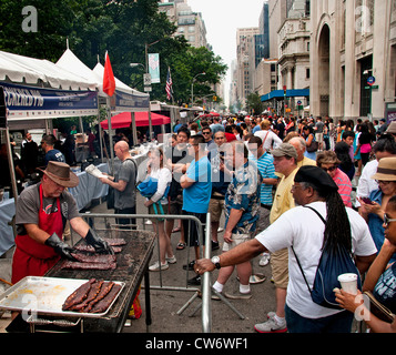 Madison Square Park - Avenue New York City Manhattan Week-end de la rue du marché de la viande barbecue spareribs saucisses Banque D'Images