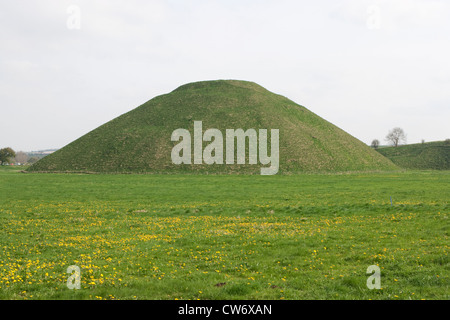 Avebury : Silbury Hill - Europe's plus grand monument ancien Banque D'Images