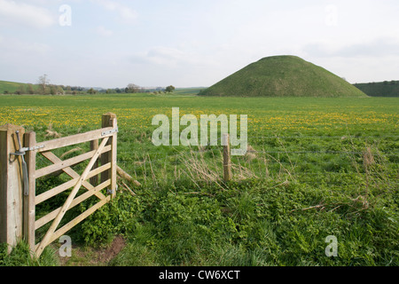 Avebury : Silbury Hill - Europe's plus grand monument ancien Banque D'Images