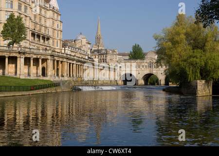 Baignoire : vue de Pulteney Bridge sur la rivière Avon Banque D'Images