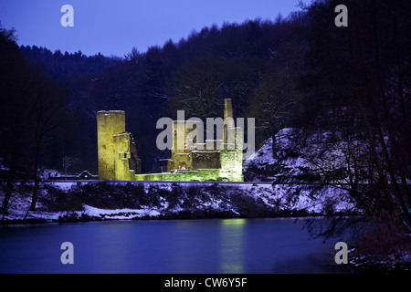 Ruine du château illuminé à Hardenstein rivière Ruhr dans heure bleue, l'Allemagne, en Rhénanie du Nord-Westphalie, Ruhr, Witten Banque D'Images