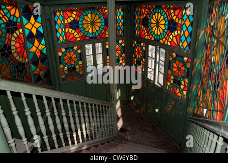 Vue de l'intérieur de l'escalier avec vitraux Banque D'Images