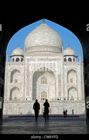 Les touristes visitant le Taj Mahal, palais de marbre blanc d'Agra, Uttar Pradesh, Inde Banque D'Images