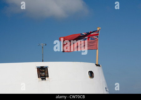 Red Ensign battant sur l'arrière de l'Scillonian 3 Banque D'Images