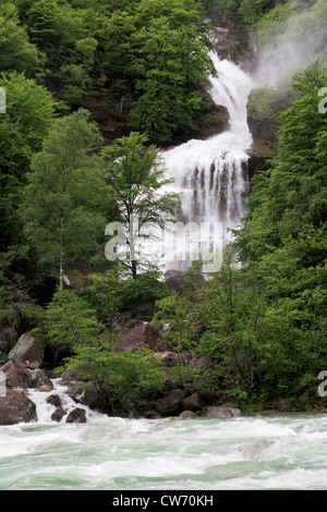 Cascade de la rivière Verzasca, Valle Verzasca, Tessin, Suisse Banque D'Images