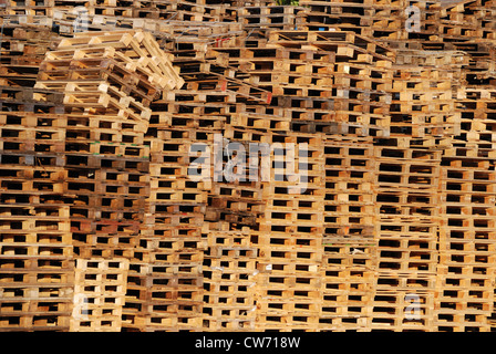 Des piles de palettes en bois Banque D'Images