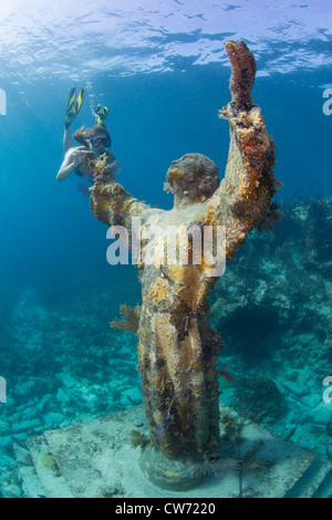 Snorkeler tend la main à la Statue du Christ de l'Abîme Banque D'Images