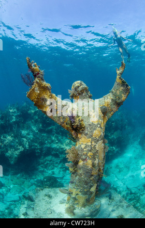 Snorkeler avec Statue du Christ de l'Abîme Banque D'Images