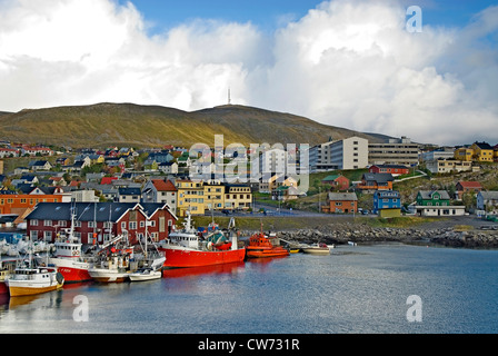 Les bateaux de pêche et ses maisons colorées dans le port de Hammerfest, dans le Nord de la Norvège, la Norvège Fjordlands, Hammerfest Banque D'Images