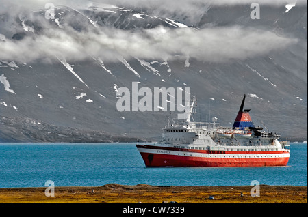 Navire MV Explorer dans le port de Ny Alesund au Spitzberg Svalbard, Norvège, péninsule Banque D'Images