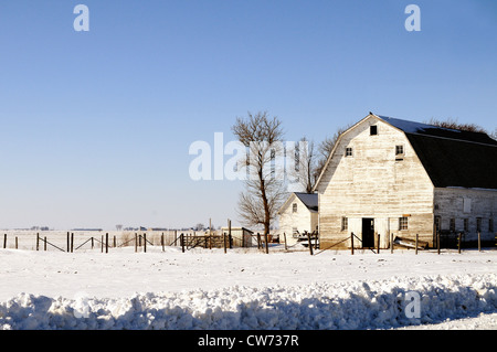 Scène d'hiver de l'Illinois USA Midwest bien ferme grange prépatiné Banque D'Images