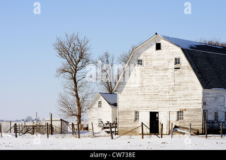 Scène d'hiver de l'Illinois USA Midwest bien ferme grange prépatiné Banque D'Images