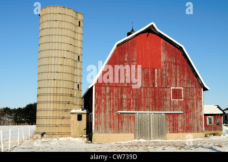 Scène d'hiver de l'Illinois USA Midwest bien ferme grange rouge vieilli paysage d'hiver Banque D'Images