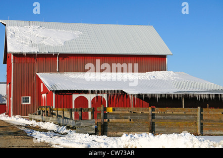 USA Illinois Winter scene Midwestern farm étable moderne avec les glaçons le long des lignes de toit Banque D'Images