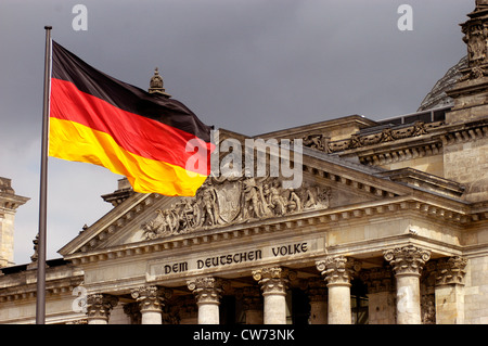 Drapeau allemand en face du Reichstag, 'Dem DEUTSCHEN VOLKE', l'Allemagne, Berlin Banque D'Images