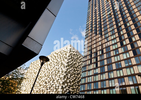 Regardant les bâtiments modernes y compris la râpe à fromage (centre) dans le centre-ville de Sheffield, England, UK Banque D'Images