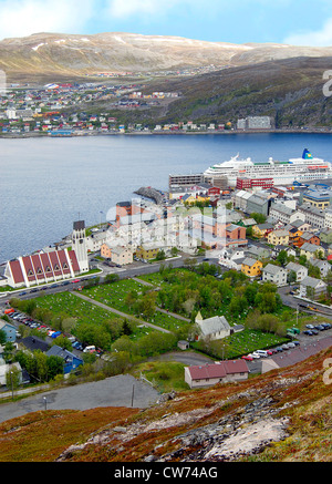 Les bateaux de pêche et ses maisons colorées dans le port de Hammerfest, dans le Nord de la Norvège, la Norvège Fjordlands, Hammerfest Banque D'Images